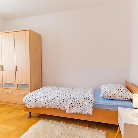 Big 4 Bedroom Apartment With Private Parking Zagreb Exterior photo