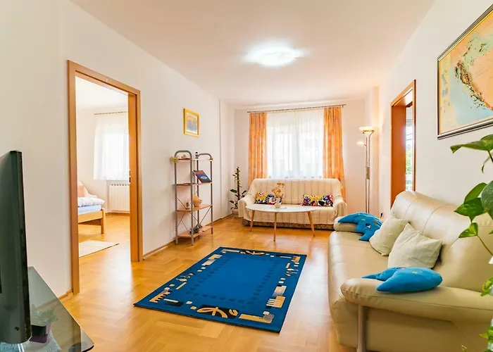 Big 4 Bedroom Apartment With Private Parking