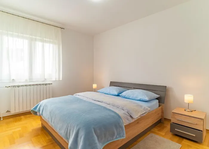 Big 4 Bedroom Apartment With Private Parking