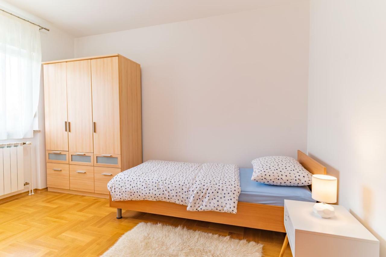 Big 4 Bedroom With Private Parking Apartment Zagreb
