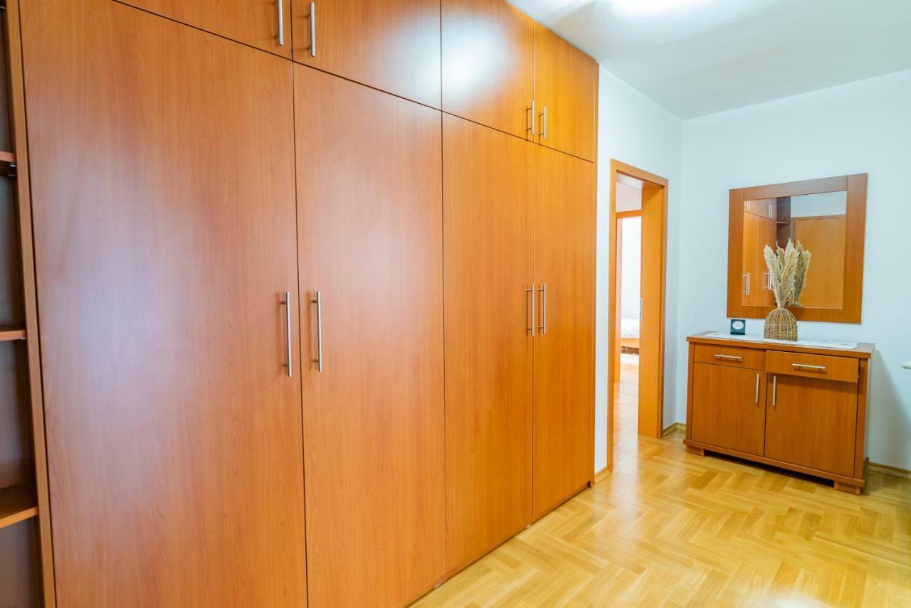Big 4 Bedroom With Private Parking Apartment Zagreb