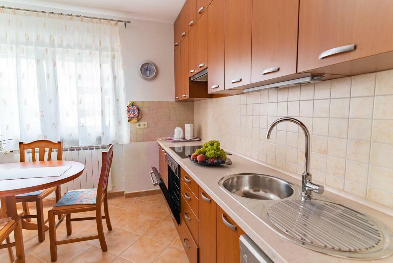 Apartment Big 4 Bedroom With Private Parking *