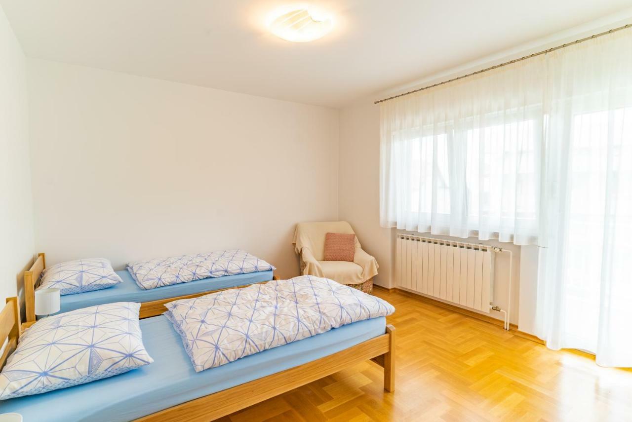 Apartment Big 4 Bedroom With Private Parking *