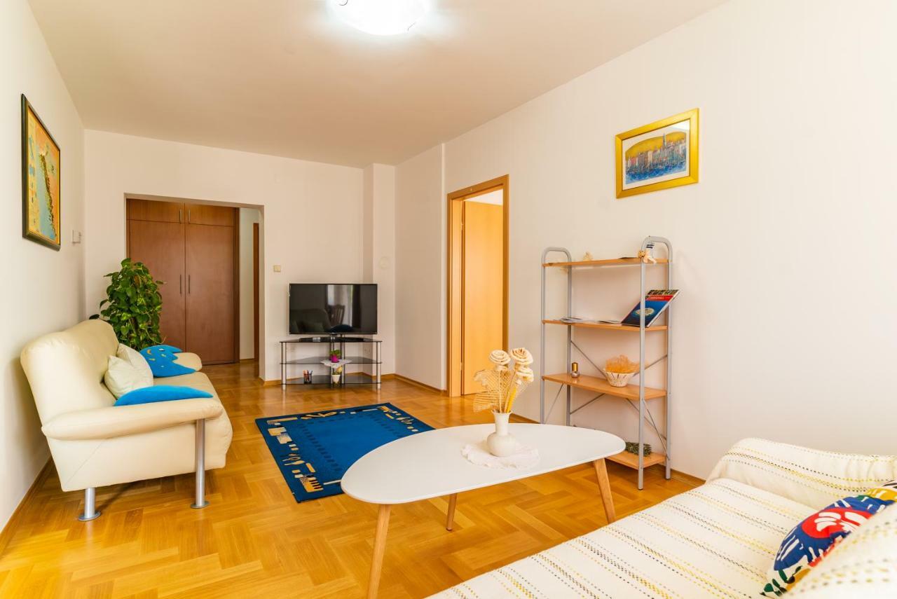 Big 4 Bedroom With Private Parking Apartment *